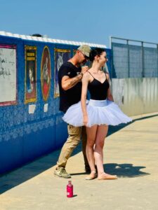 Violantedanza davanti all'opera di Mr Savethewall al Pontile di Marina di Massa_progetto Massa Street Art
