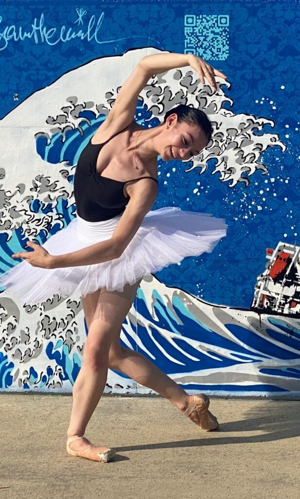 Violantedanza - Violante danza davanti al muro di Marina di Massa realizzato dall'artista Mr savethewall per il progetto massa street Art