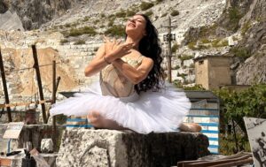 Maria Violante Caburlotto alla cava Museo Fantiscritti di Carrara