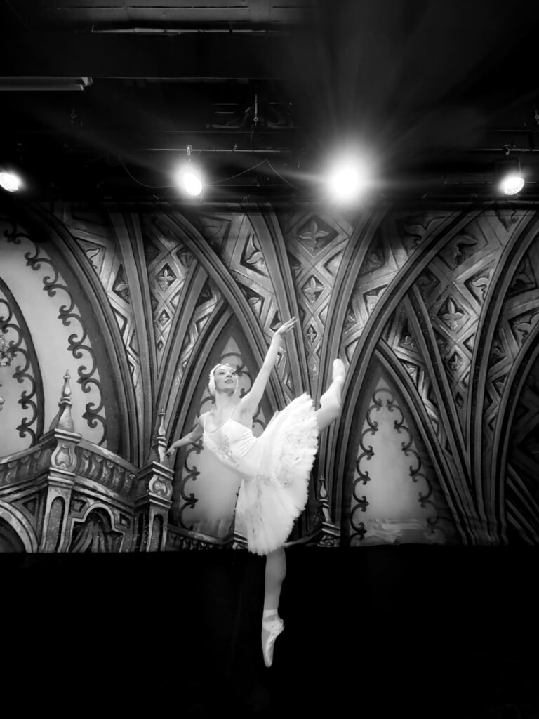 Violantedanza - Non raccontiamo solo storie; progettiamo l'identità attraverso la Leadership Estetica, portando l'equilibrio dell'Asse fisico nel centro della strategia comunicativa. Perché l’eccellenza non è un’ambizione, ma una postura che si impara alla sbarra e si esercita nel mondo.