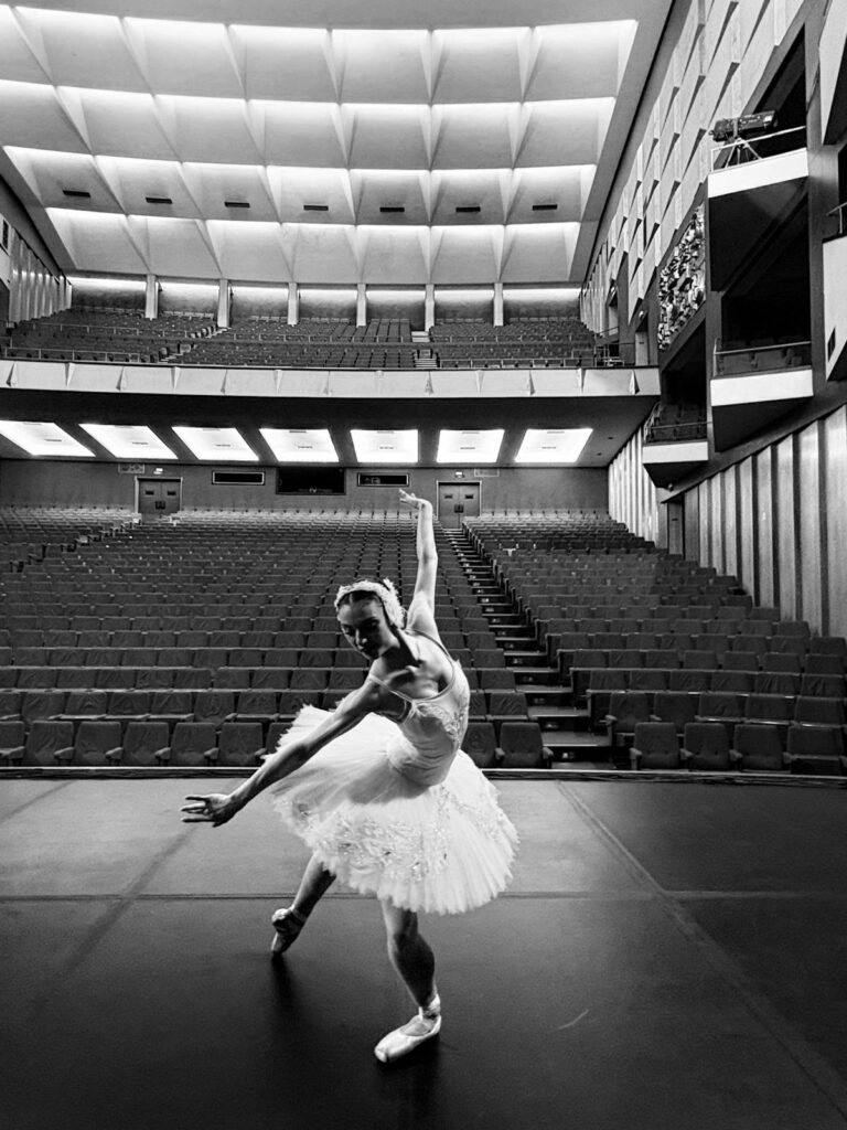Violantedanza - L'estetica della resistenza: cosa ho imparato sul bilanciamento tra cinquanta sipari e board room