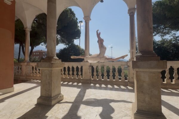 Può un algoritmo avere un’anima? L’opera di Violantedanza che unisce la memoria del gesto con l'IA per inaugurare la nuova era della Leadership Estetica.