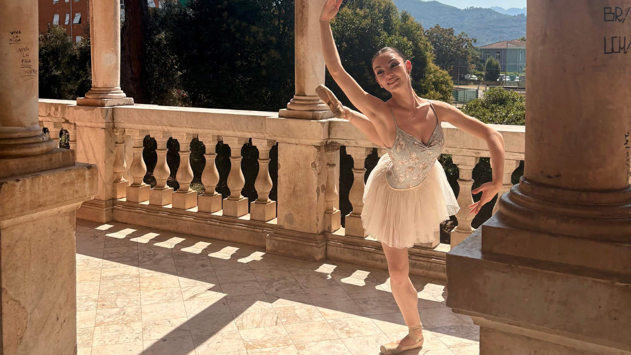 Violantedanza in uno spazio performativo a cielo aperto